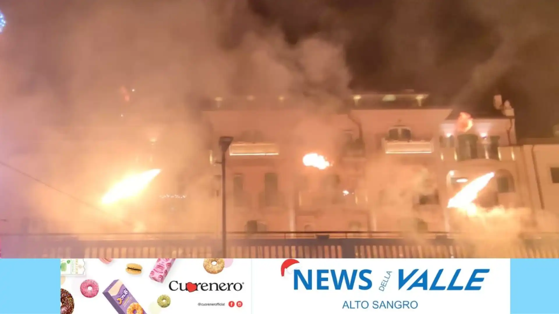 Castel Di Sangro: in Piazza Plebiscito si accende la magia del “Villagio di Natale”. Spettacolo incredibile per l’avvio degli eventi natalizi in città. Guarda il servizio.